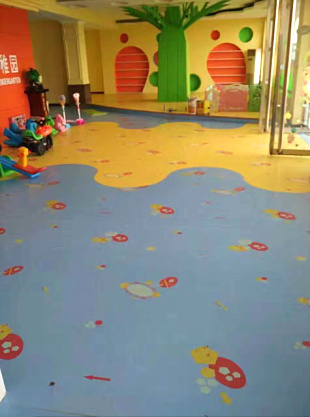 請問(wèn)幼兒園室內鋪什么地板好？